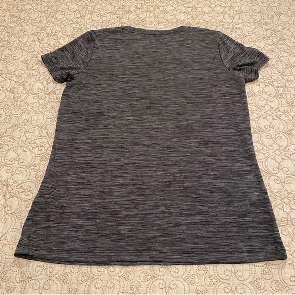 Under Armour Loose Heatgear Women's Grey V-Neck Top Size Medium - Picture 7 of 9